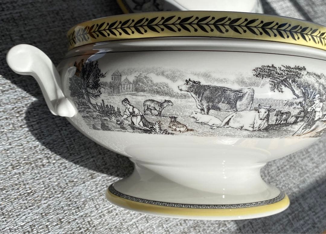 Villeroy & Boch Audun蓋付きオーダンベジタブルチュリーン。