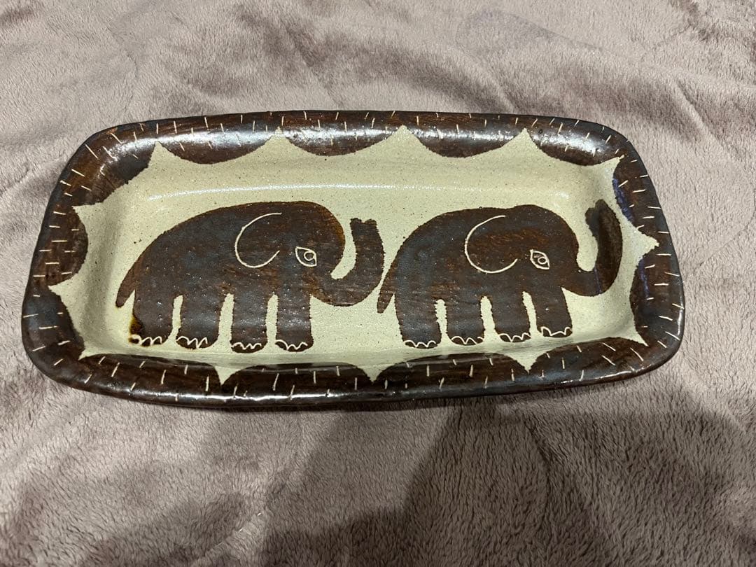 大人気　工房十鶴　象の絵柄 陶器製長方形皿