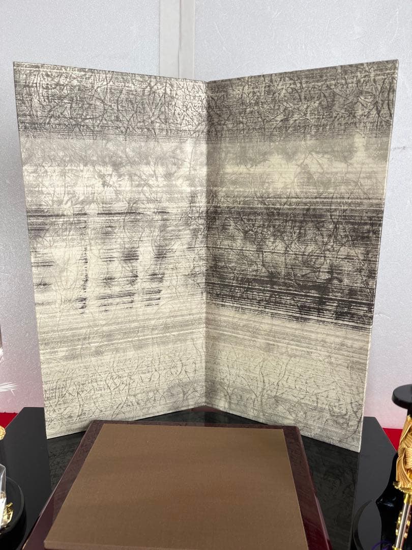 純金箔押緋縅の兜　和紙屏風セット