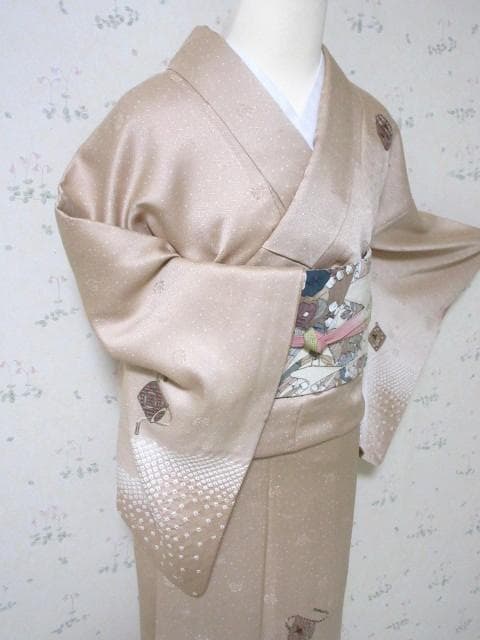 訪問着-美品-刺しゅう・花の宝箱・手絞り柄・ピーチベージュ・７号・正絹　M‐62