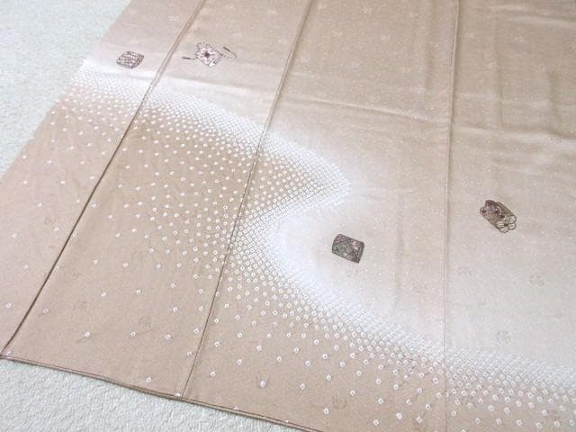 訪問着-美品-刺しゅう・花の宝箱・手絞り柄・ピーチベージュ・７号・正絹　M‐62