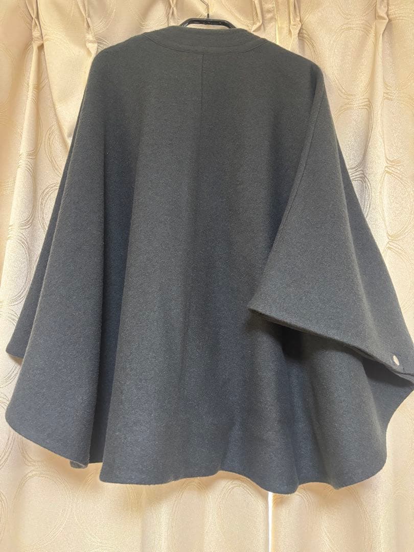 シソラス　チャコールグレー　ケープスタイル アウター