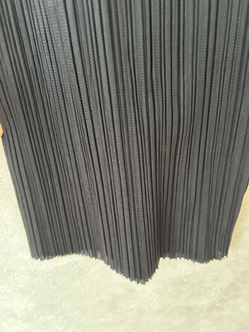 ブラック プリーツパンツ カットオフ裾