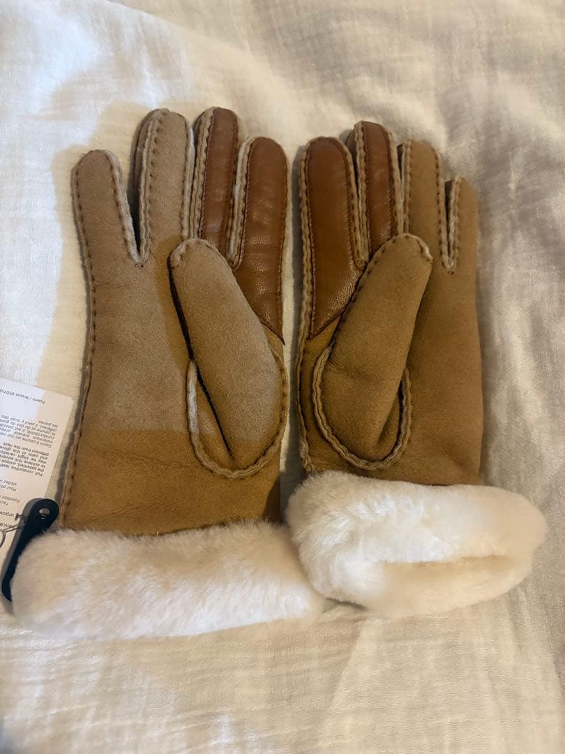 【新品未使用】UGG シープスキンシームドグローブ (手袋) Chestnut