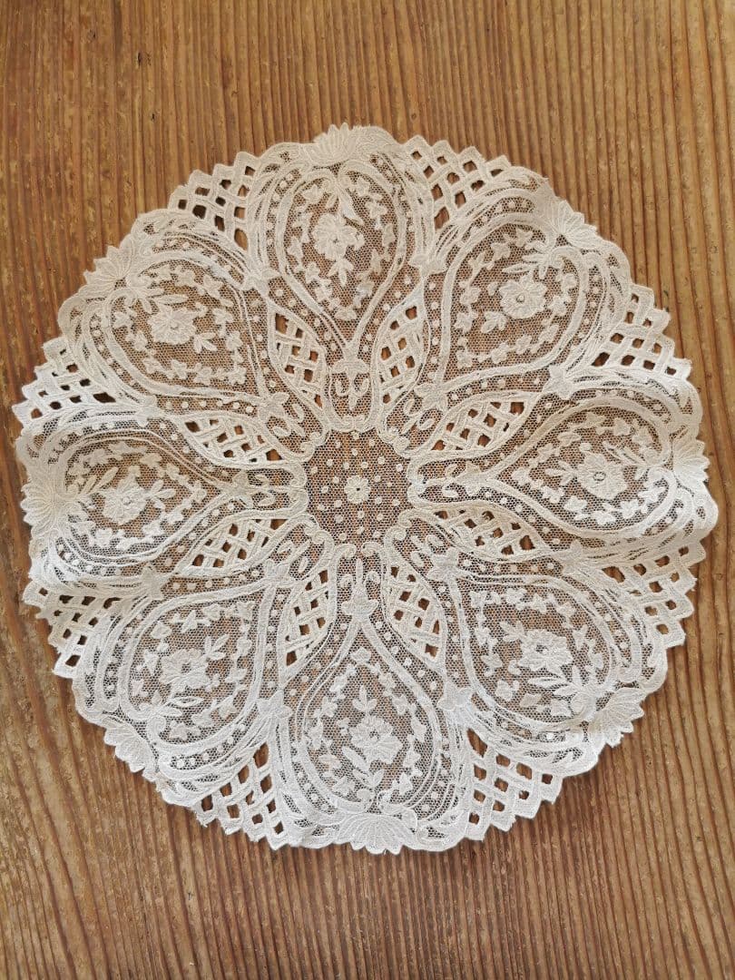 アンティーク キャリックマクロスレース 花と蓮 百合紋アップリケ 籠編みドイリー