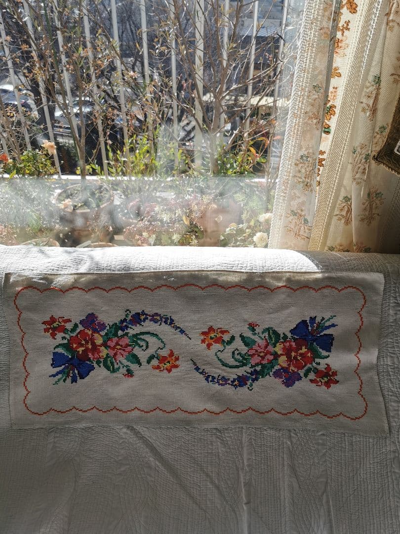 アンティーク  薔薇と菫と百合ブルーリボンの花束 手刺繍リネンクロス