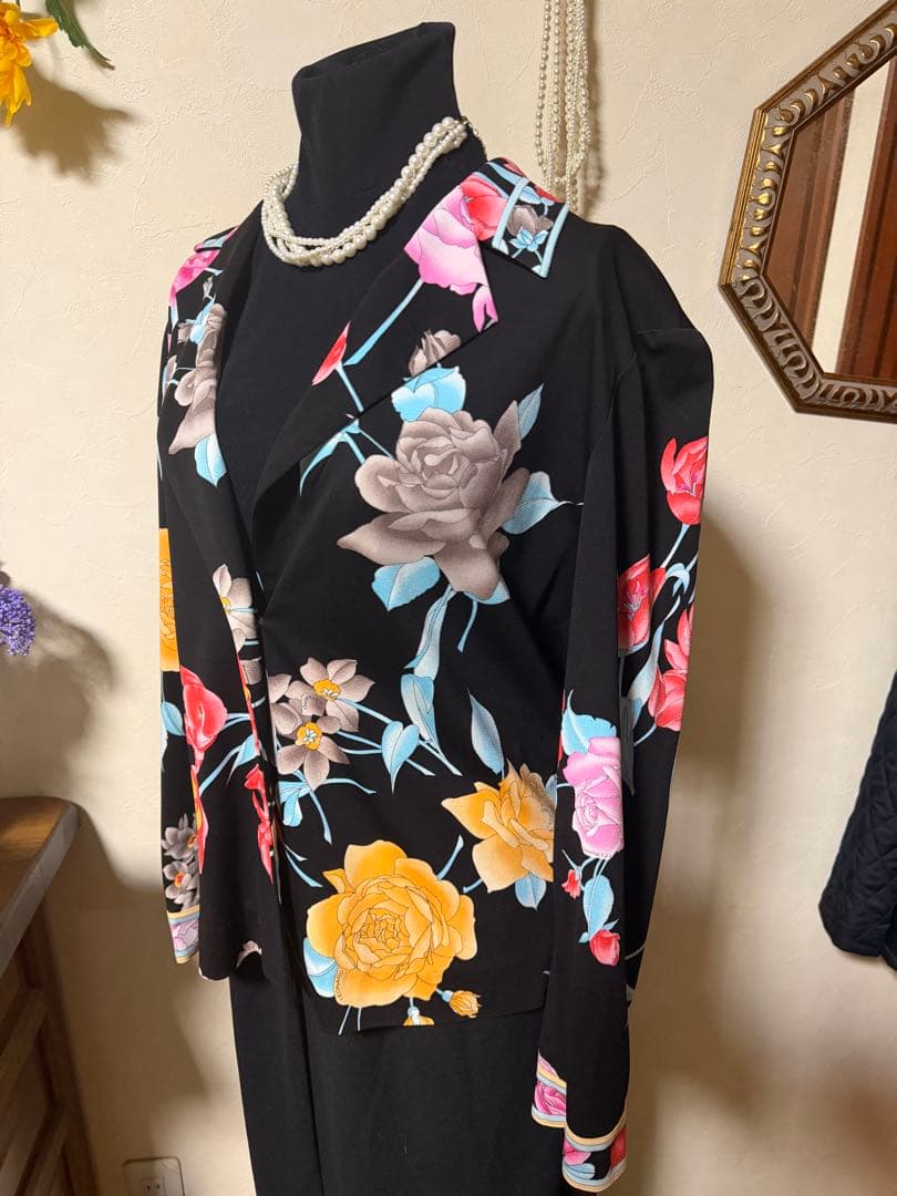 レオナール　黒地に花柄　美しい羽織ジャケット　カーディガン　Mサイズ