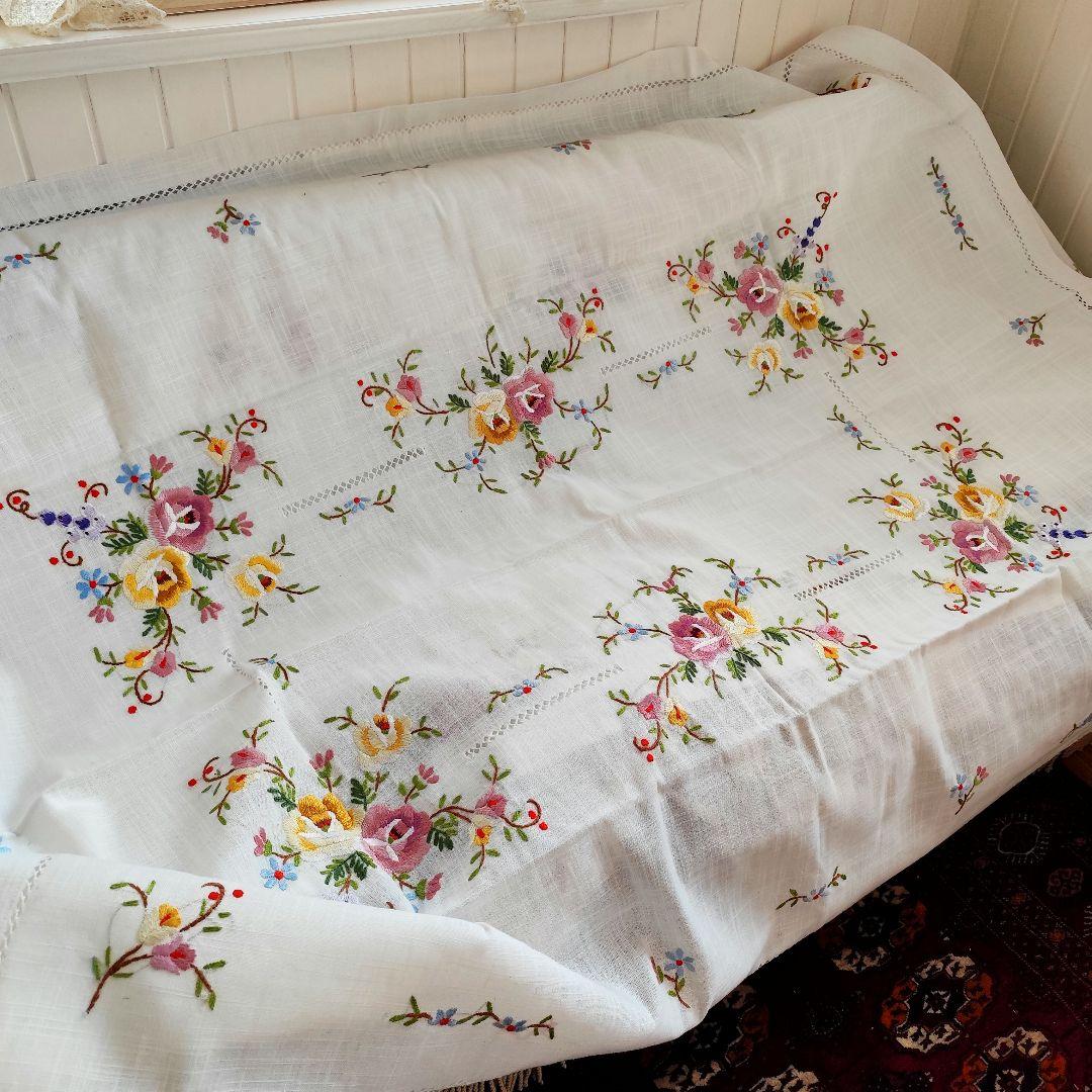 薔薇のモチーフ毛糸手刺繍　混紡リネン　大判テーブルクロス