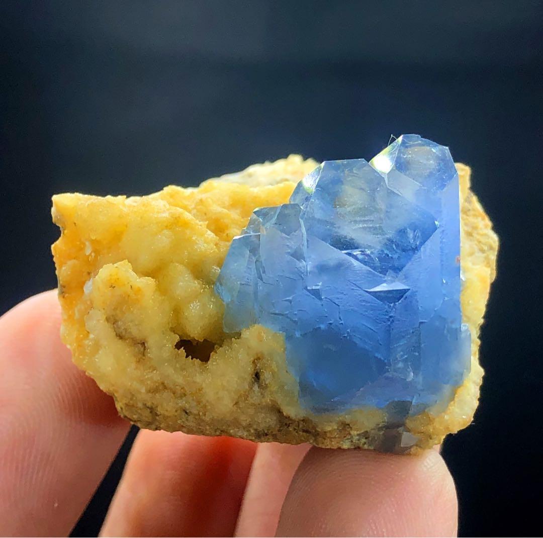 方解石を含むブルーセレスティンクリスタル。