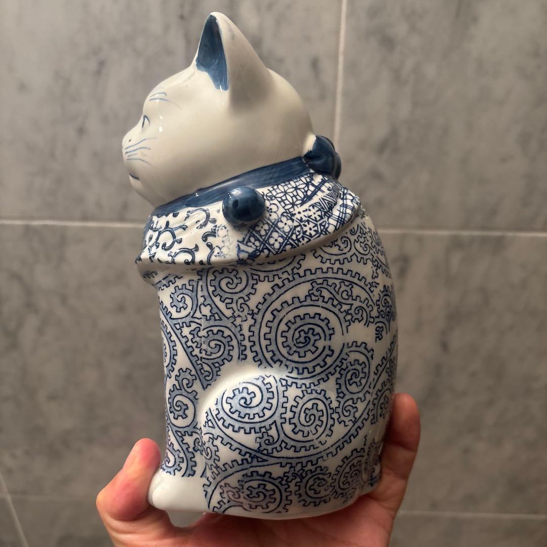 アンティーク　瞳やまつ毛、ヒゲ、体の唐草模様が美しい陶磁器の招き猫