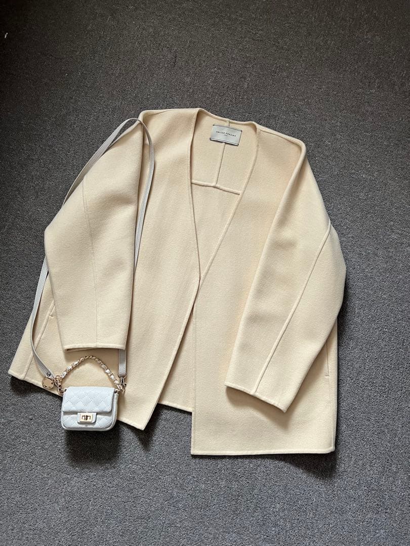 クリーム色 ノーカラージャケット