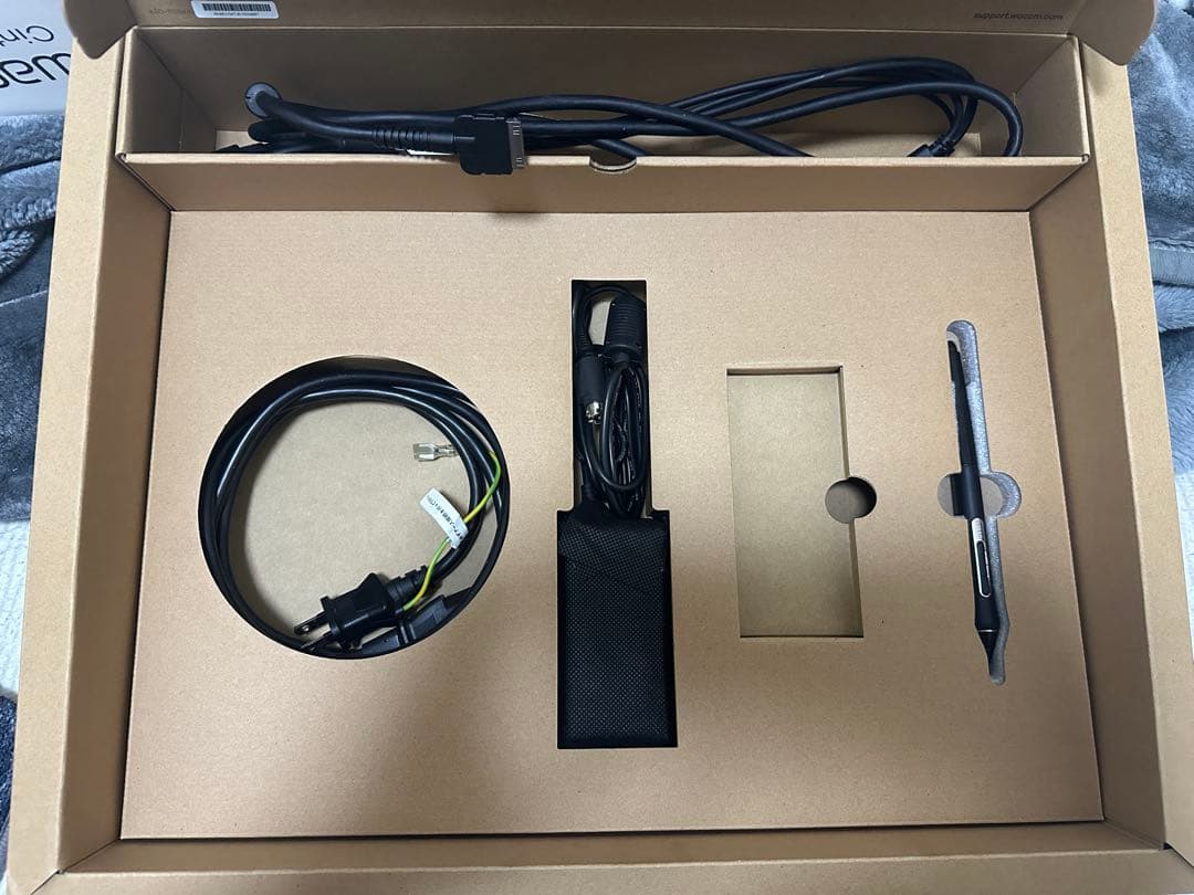 液タブ・ペンタブ Wacom Cintiq 16 DTK166