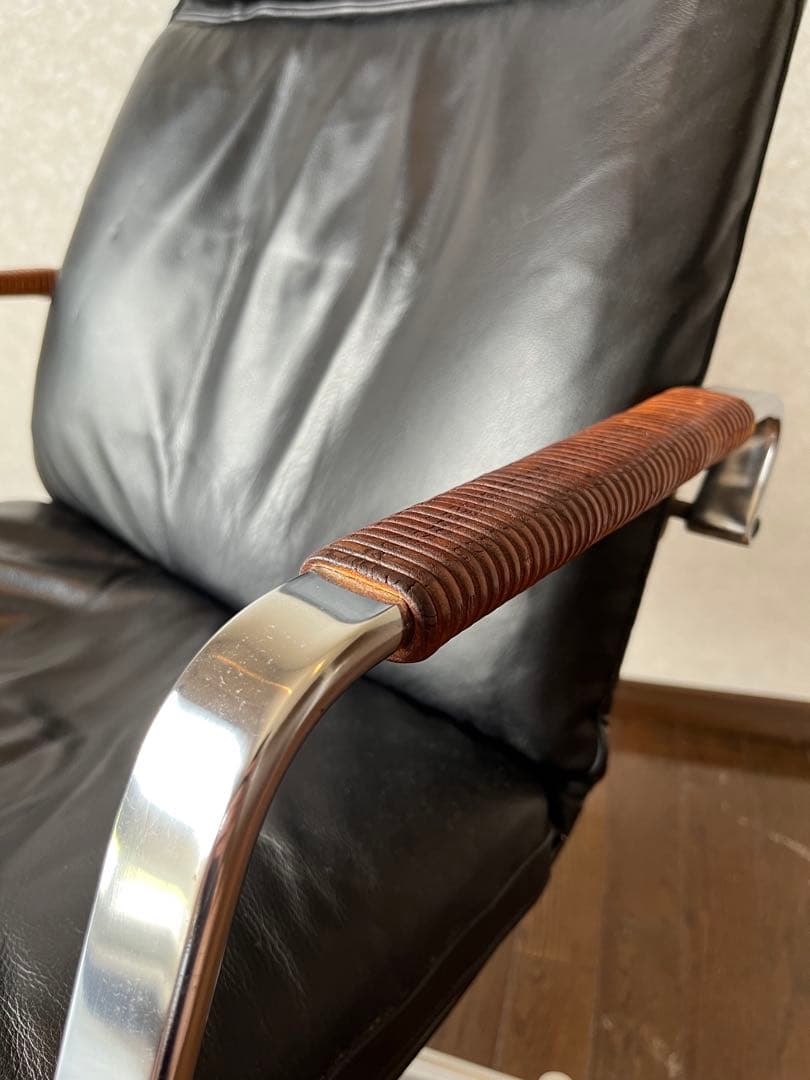 レザーハイバックチェア モビリア社