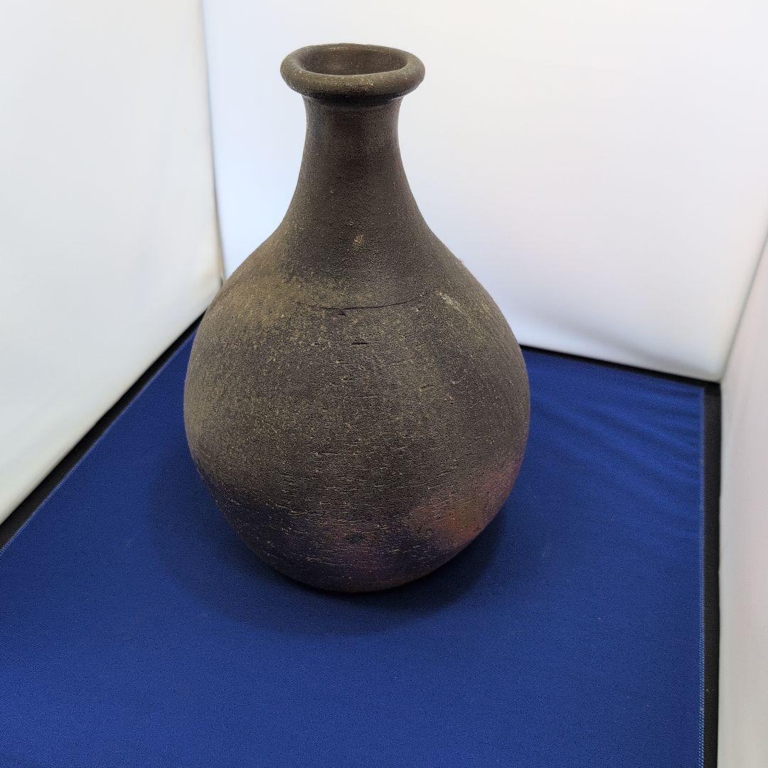 ダークブラウン陶器の壺