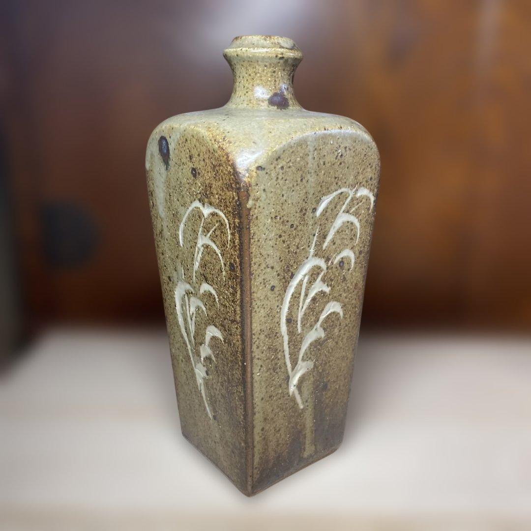 益子焼　島岡達三　象嵌草花文角瓶　箱なし