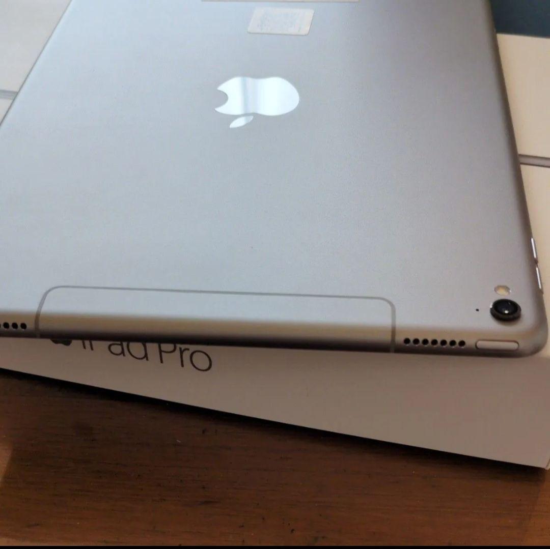 iPad Pro9.7 WiFi cellular 128 カバー付き