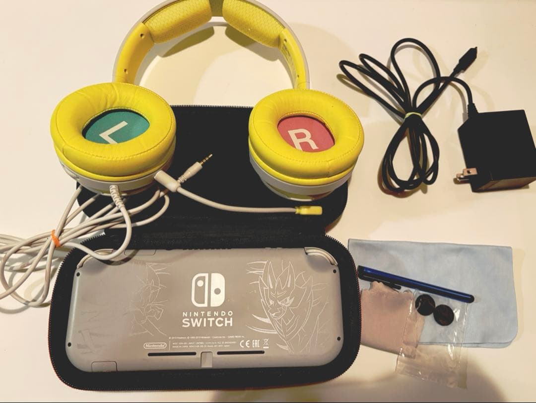 switch ライト　限定ザシアン・ザマゼンタモデル＆ピカチュウヘッドホンセット