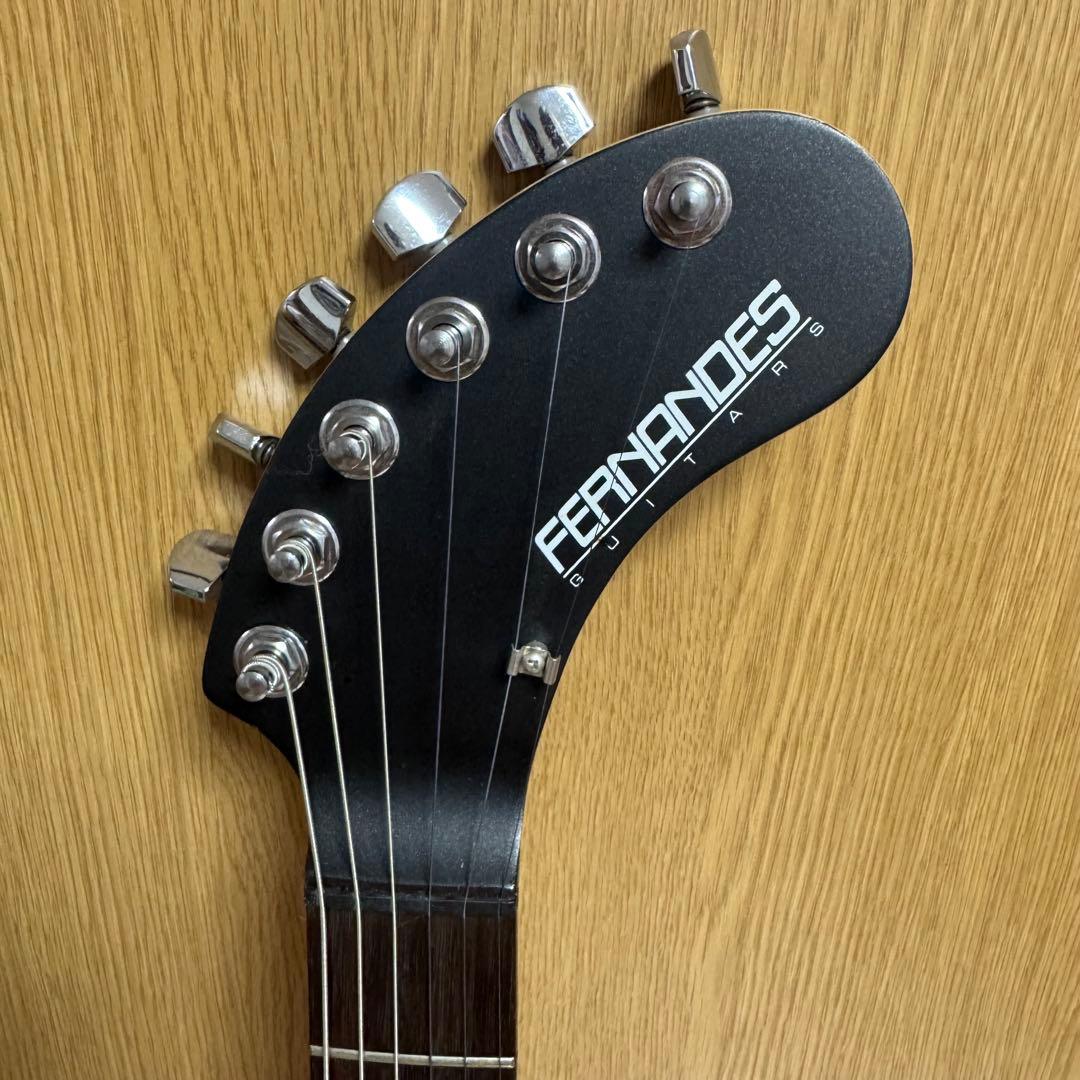 デジタルエフェクトプロセッサー付きエレキギター　ケース付き