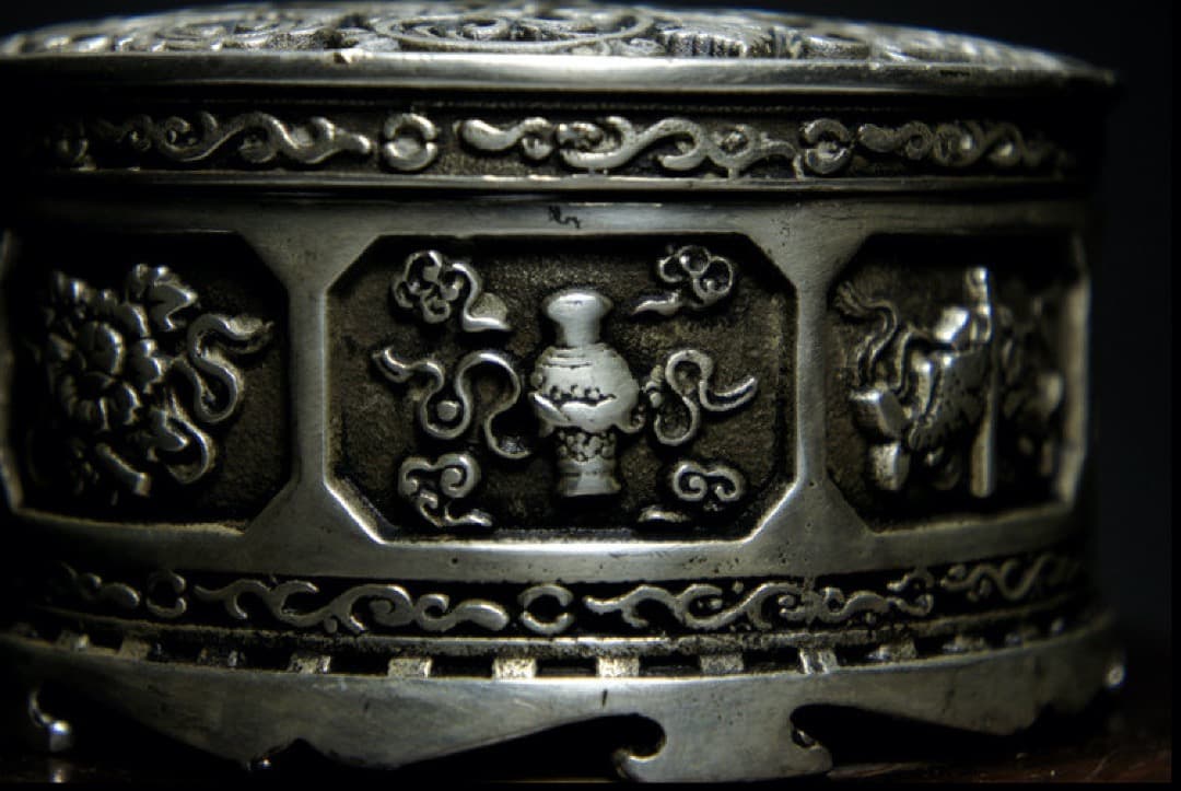 細密技巧！細工銀仕上製香炉 唐草蓋 八寶爐身 平底香爐 古道具