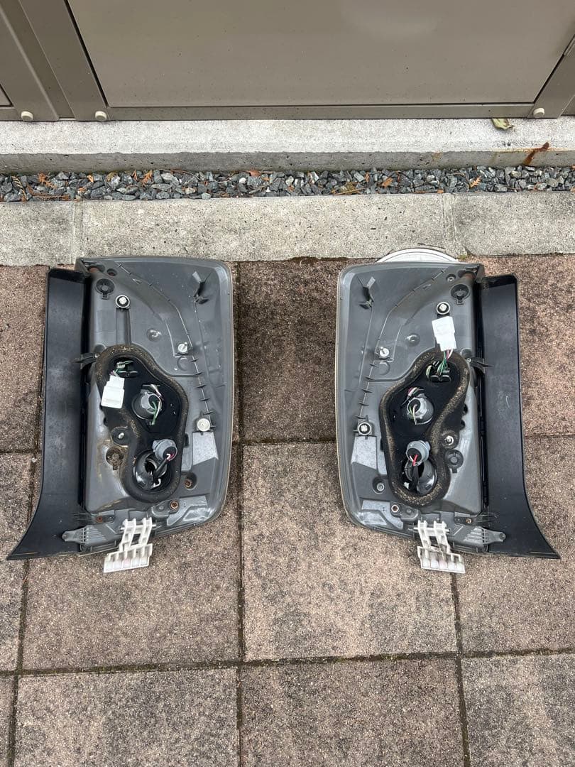 30プリウス後期 純正テール