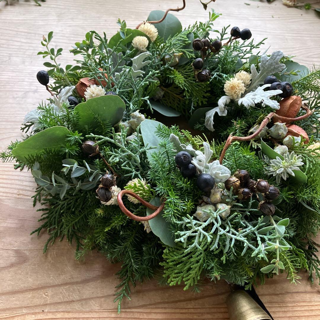 グリーンホワイトのクリスマスリース　シャリンバイ　ブルーアイス