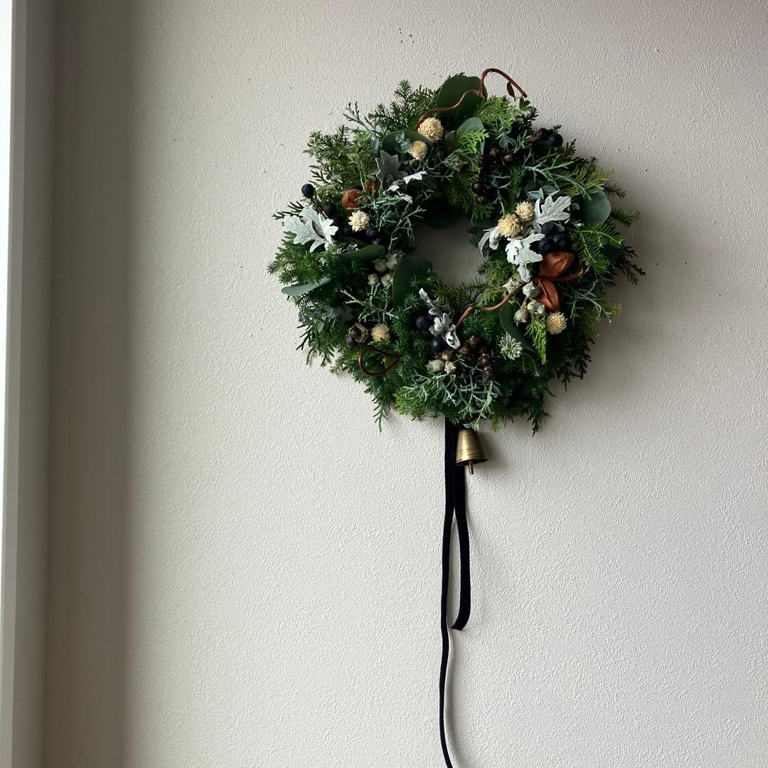 グリーンホワイトのクリスマスリース　シャリンバイ　ブルーアイス