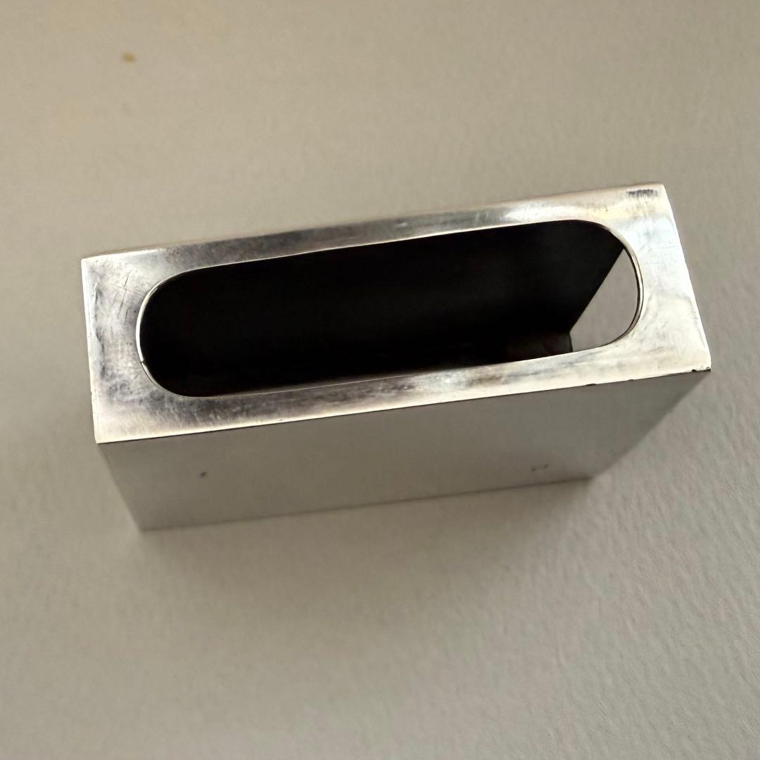 アンティーク銀器純銀マッチ入れ　鎚目に菊模様の彫り