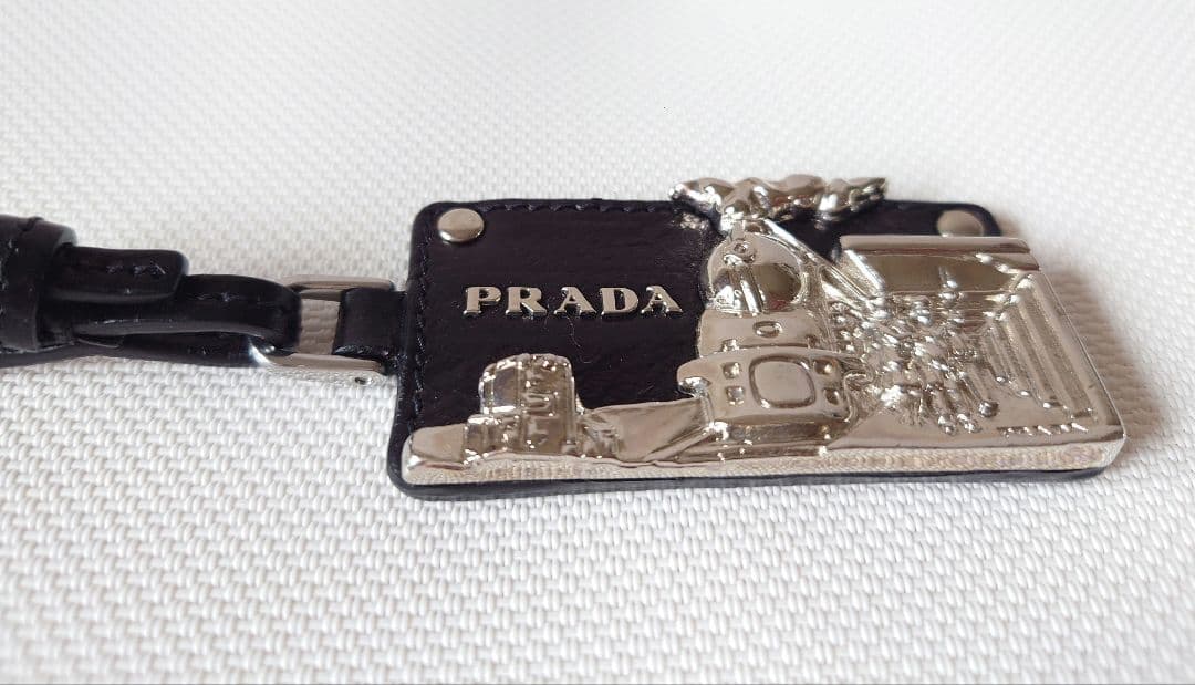 PRADA プラダ キーホルダー バッグチャーム メタルロゴ 黒 シルバー