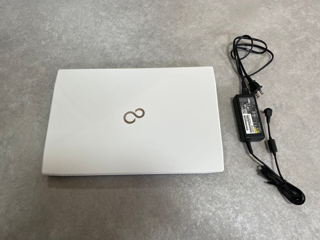 FUJITSU 富士通 ノートパソコン　15.6インチ 高性能