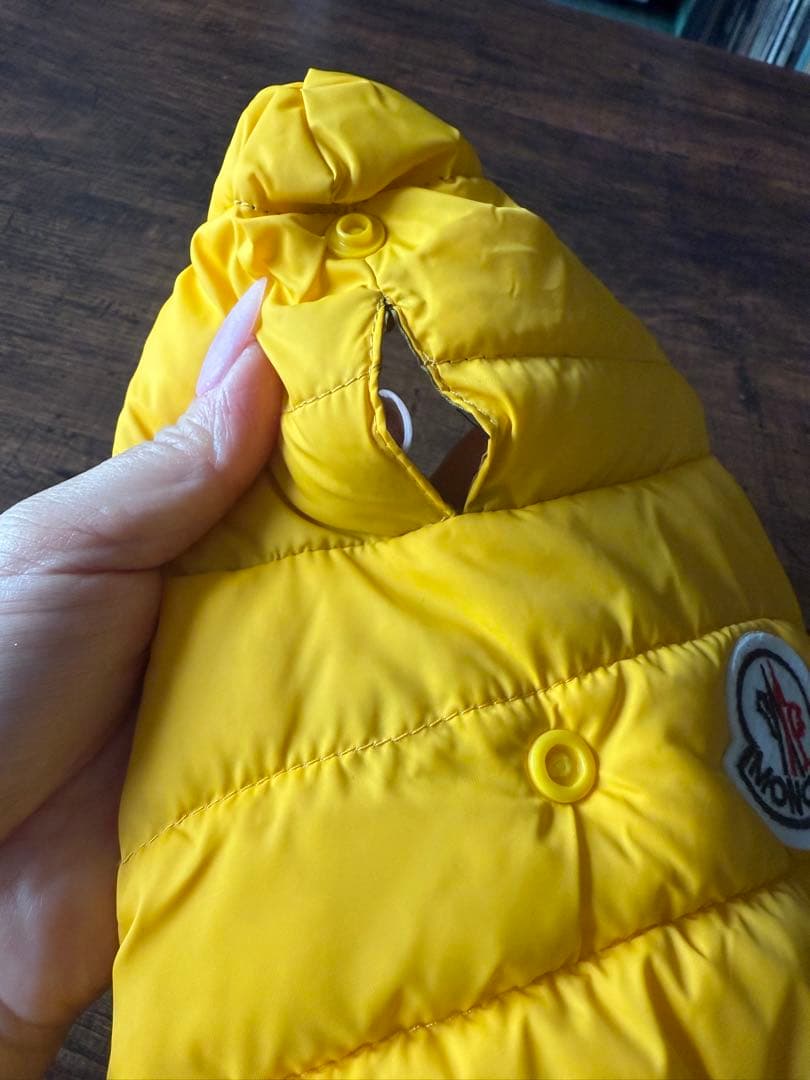 (SALE)注目【美品】MONCLER 犬服 フード付き黄色 小型犬用