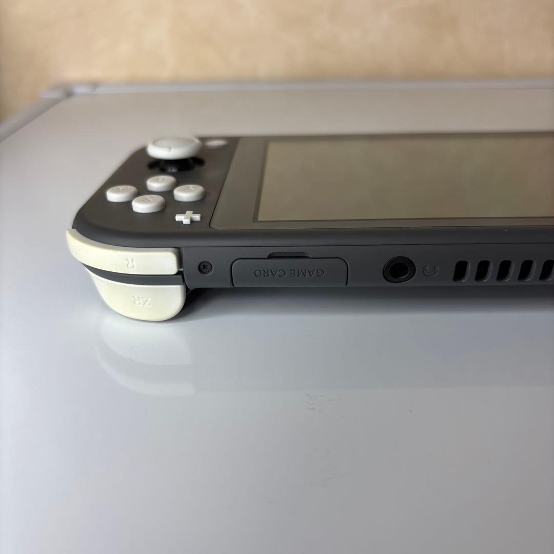 Switch right本体　グレー　充電器、ソフト、本体入れ物付き