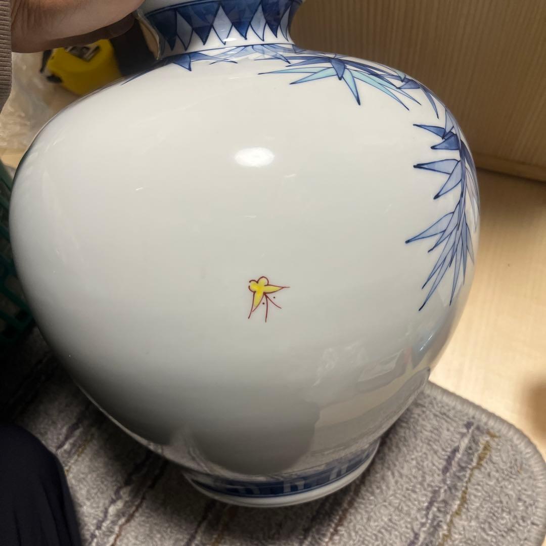 有田焼　泰仙作の染錦梅牡丹柄の花瓶