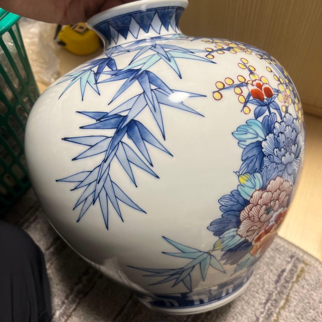 有田焼　泰仙作の染錦梅牡丹柄の花瓶