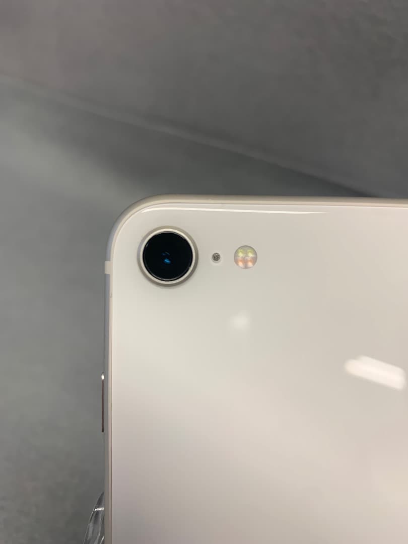 美品　国内版　SIMフリー　iPhone SE第三世代　64GB　スターライト色