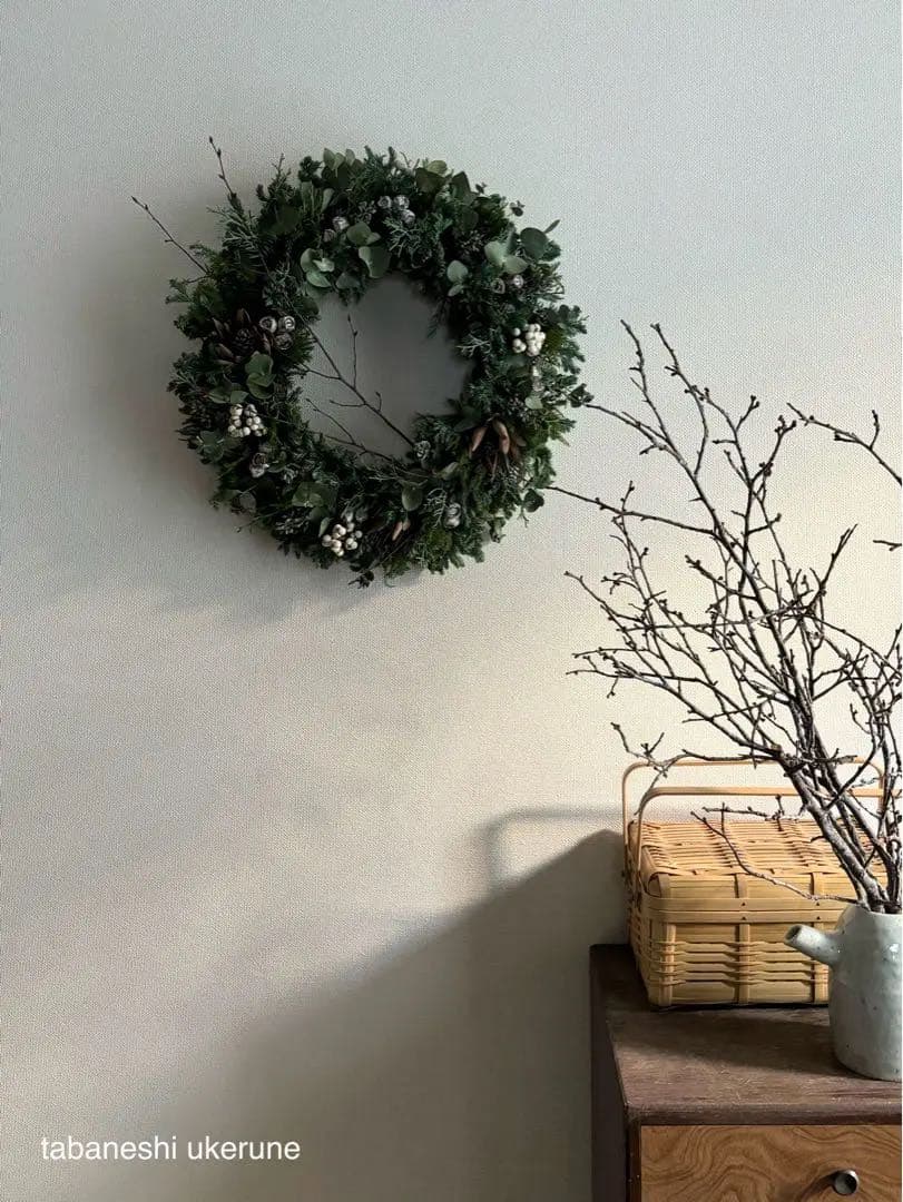 ユーカリと白い実を針葉樹と紡いだ　冬支度を始める大きな　クリスマス　リース
