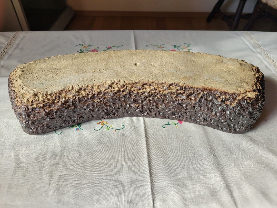 陶器製 曲線状の展示用作品