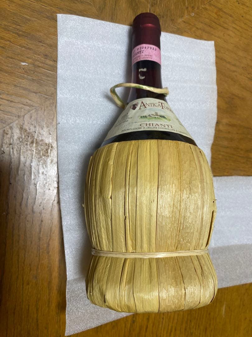 イタリアのトスカーナ州で生産されている赤ワイン「キャンティ」のボトル 籠入り