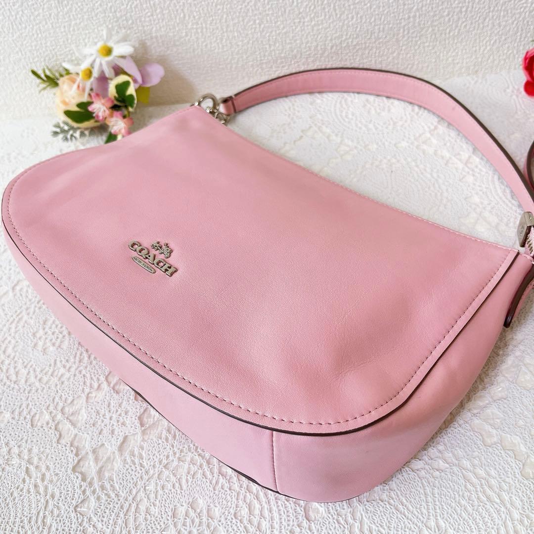 美品★コーチ ショルダーバッグ 2WAY 斜め掛け 肩掛け ピンク系 チャーム付