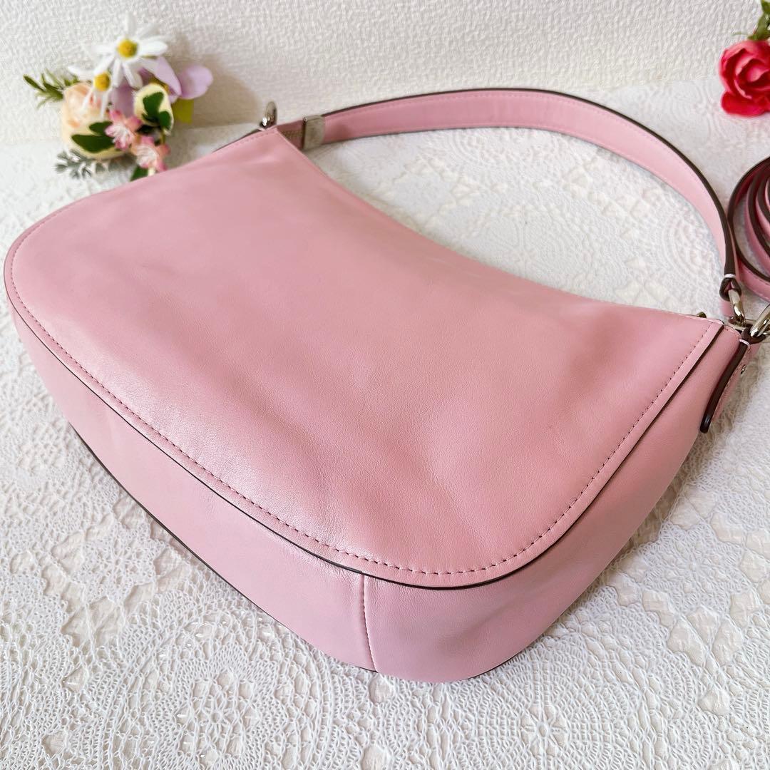 美品★コーチ ショルダーバッグ 2WAY 斜め掛け 肩掛け ピンク系 チャーム付