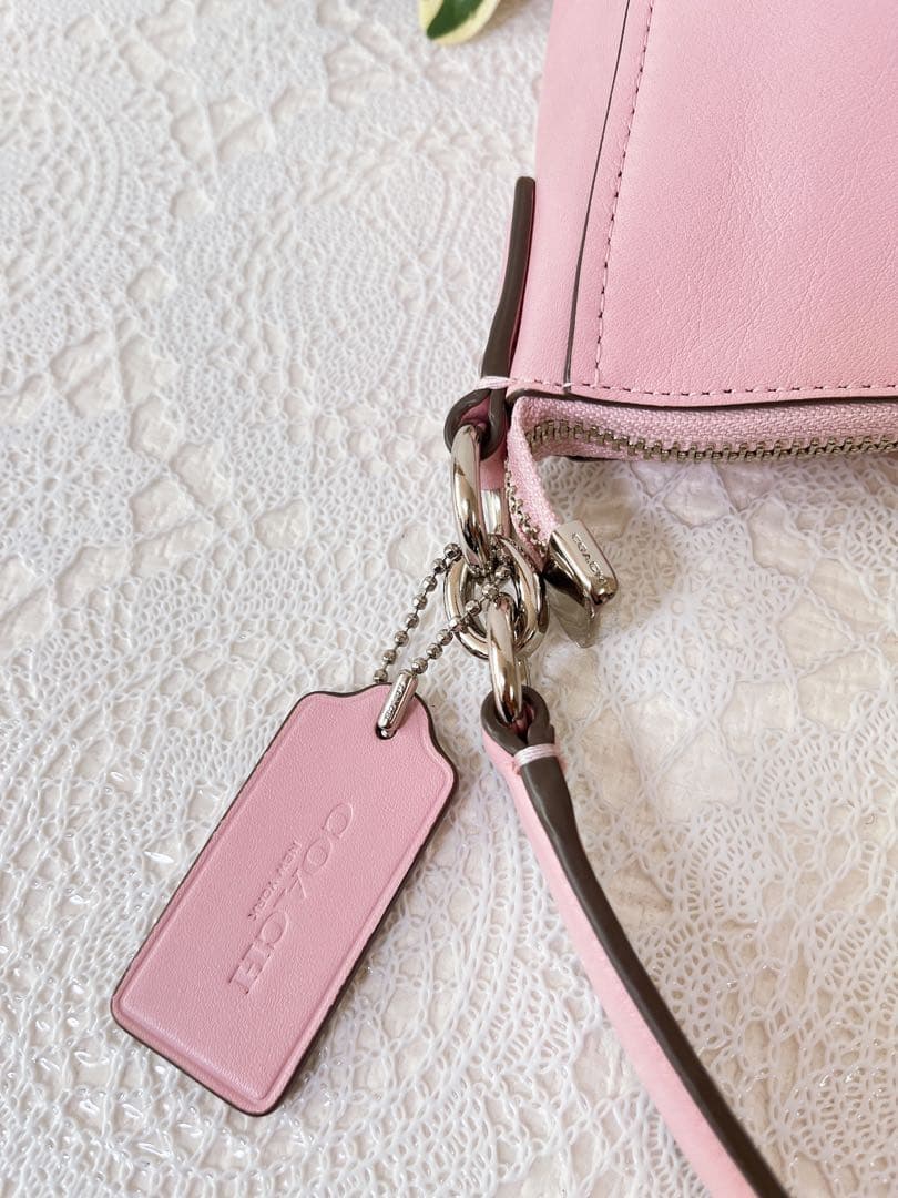 美品★コーチ ショルダーバッグ 2WAY 斜め掛け 肩掛け ピンク系 チャーム付