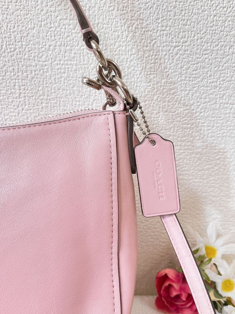 美品★コーチ ショルダーバッグ 2WAY 斜め掛け 肩掛け ピンク系 チャーム付