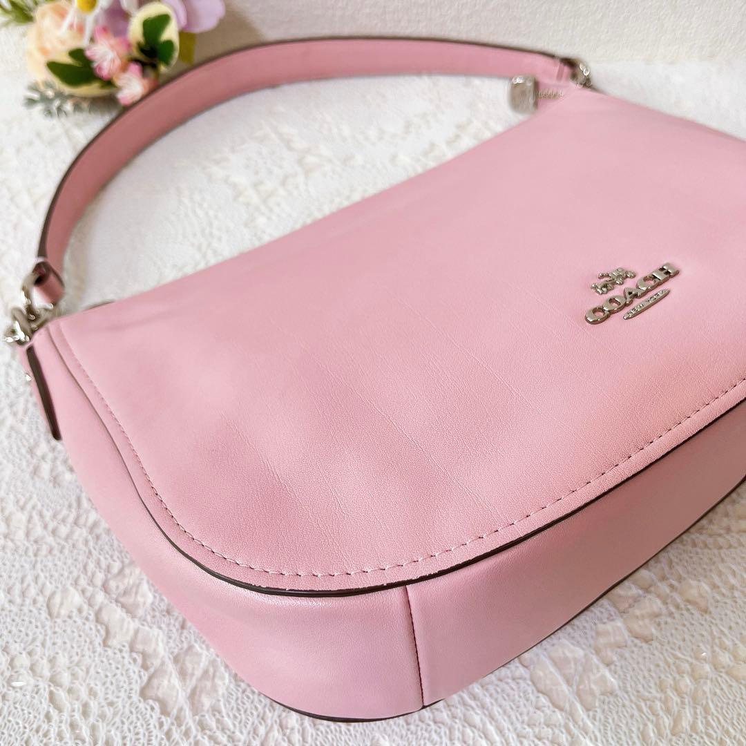 美品★コーチ ショルダーバッグ 2WAY 斜め掛け 肩掛け ピンク系 チャーム付