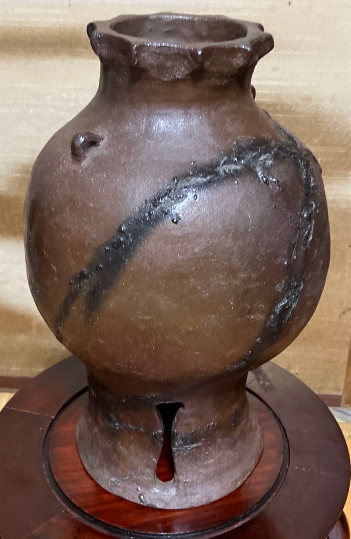備前焼？足高茶壺？口と焼、足にモダンを感じて下さい