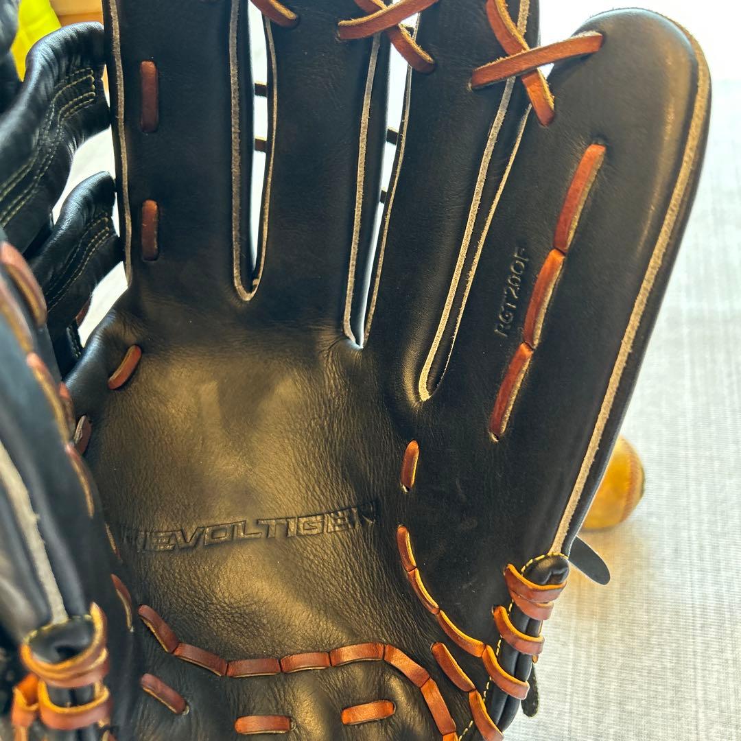 ミツワタイガー　軟式グローブ 黒