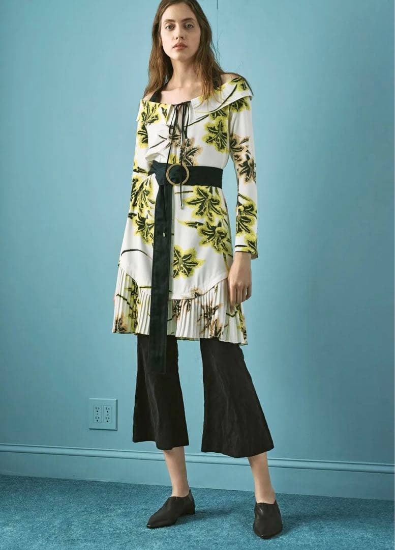 新品未使用 アメリカ購入 NYリゾートコレクション 百合の花ラッシュガード