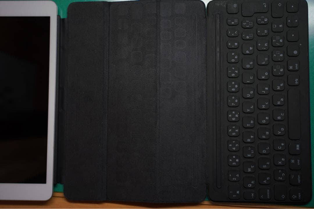 iPad 第８世代 本体 128GB apple 純正キーボード付き