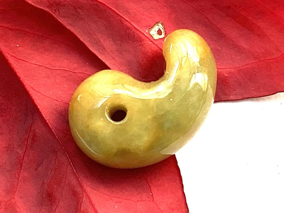 超極上レア物✳一番数少ない幻の幸運の黄色‼️ 糸魚川翡翠勾玉ガラス質　鑑別書取得品