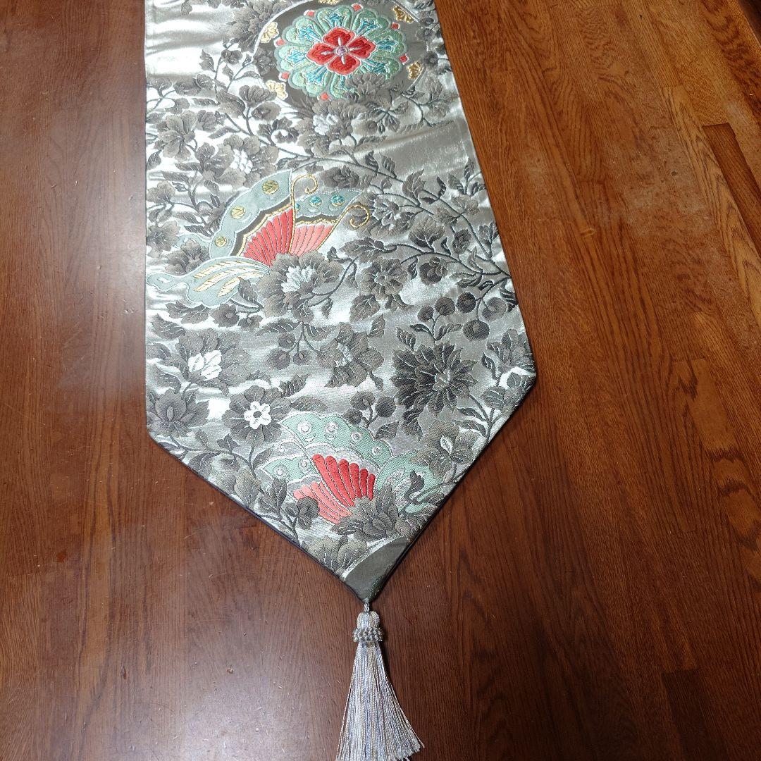 花と蝶の刺繍タッセル付きテーブルセンター200cm シルバー(正絹袋帯リメイク)
