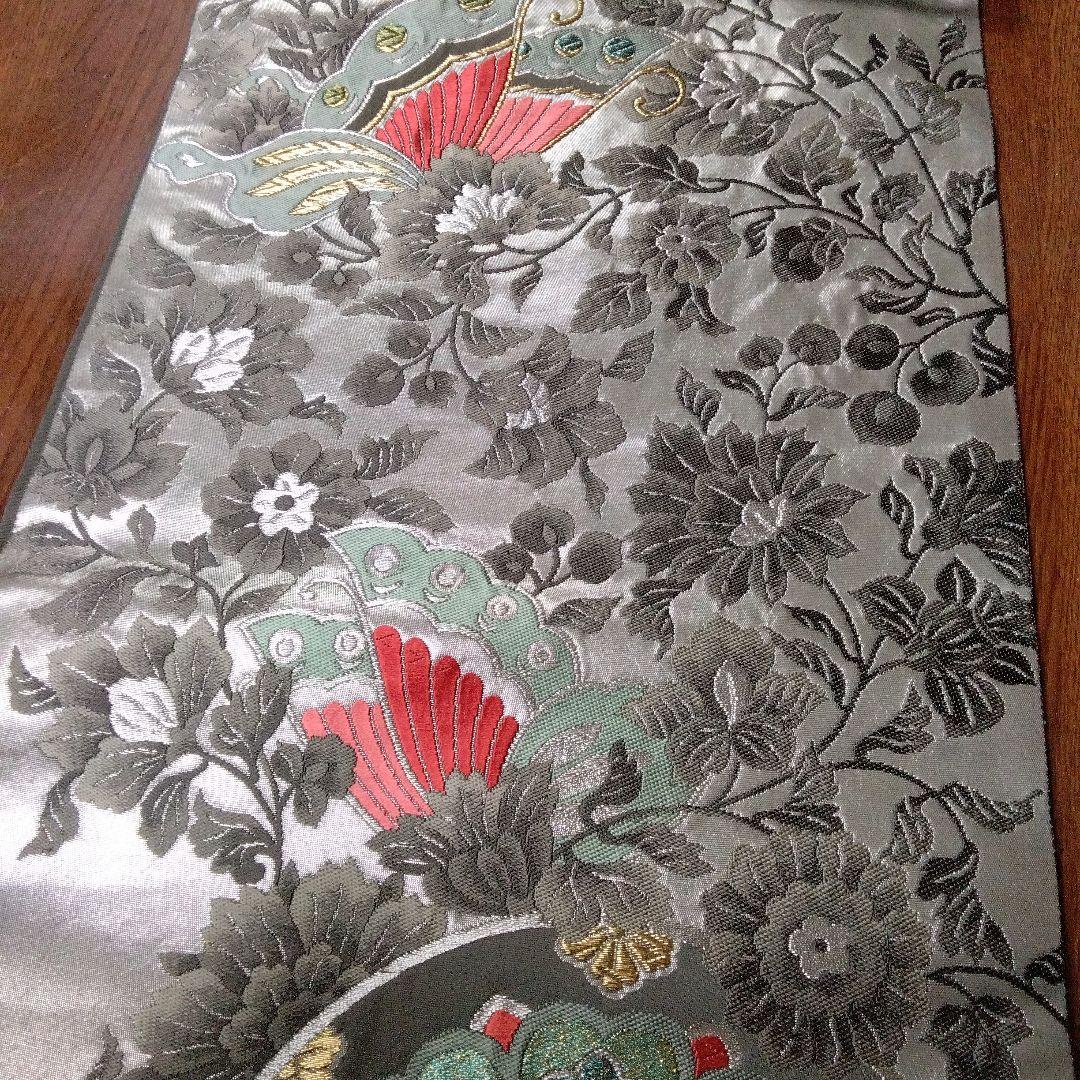 花と蝶の刺繍タッセル付きテーブルセンター200cm シルバー(正絹袋帯リメイク)