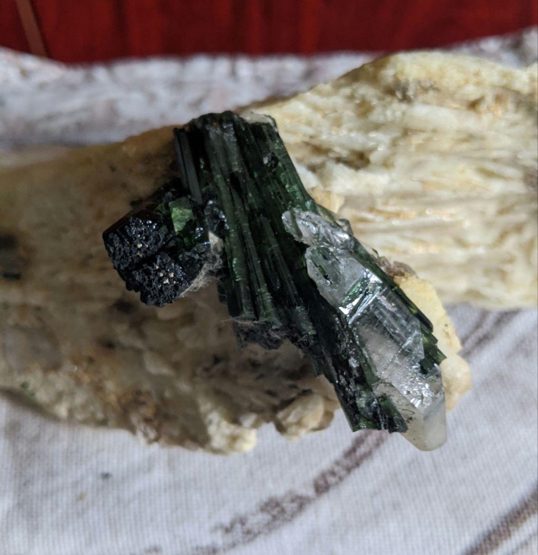 白 アルバイト 母岩 黒 トルマリン付き